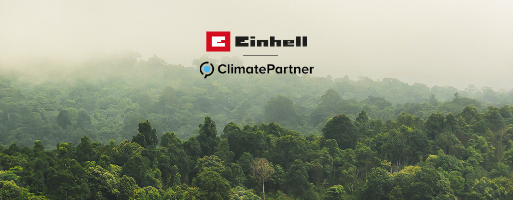 Regenwald mit Nebel, darauf das Einhell-Logo und das ClimatePartner-Logo