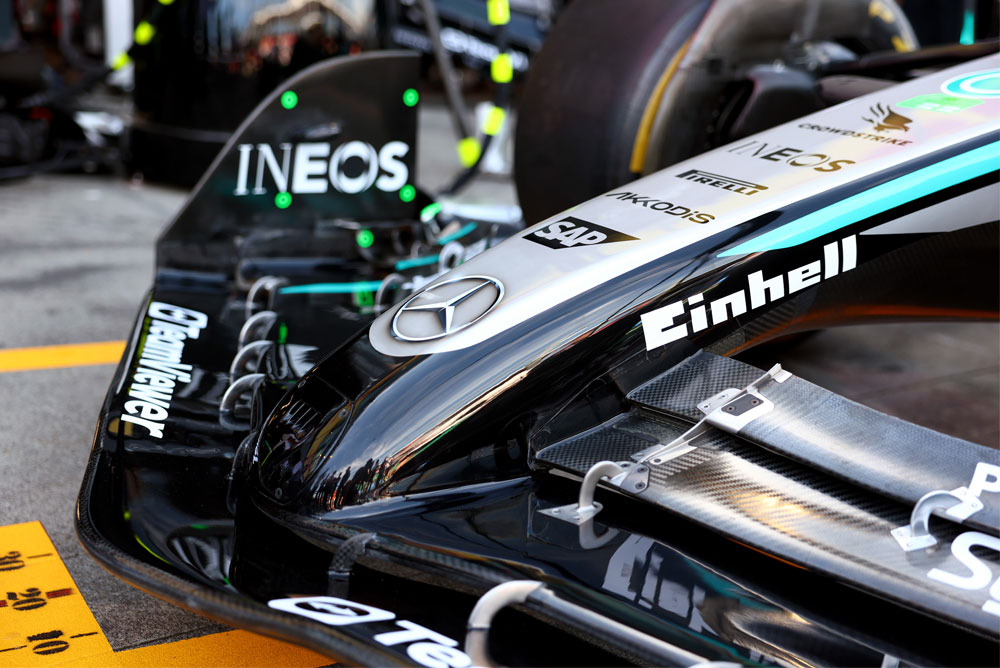 Carro de corrida de Fórmula 1 com a marca Einhell.