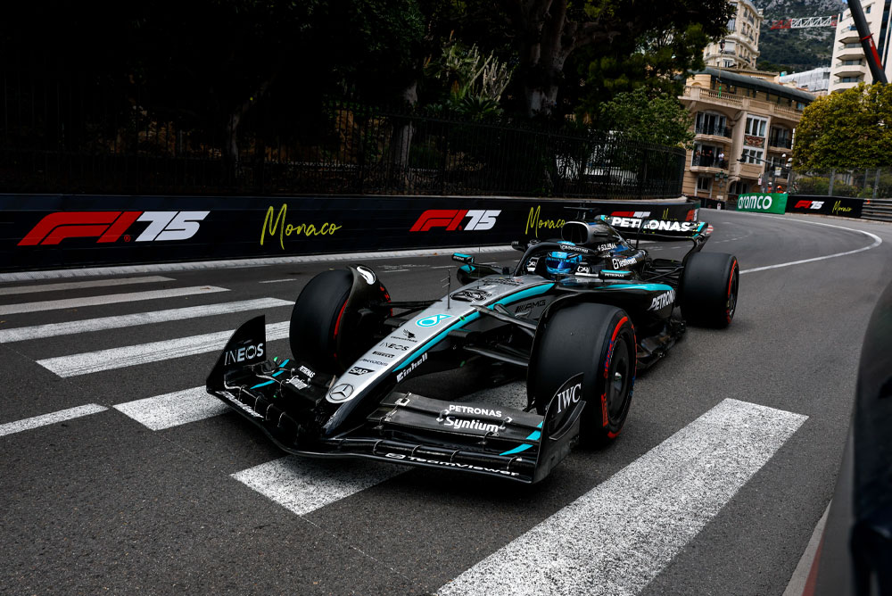 Carro de Fórmula 1 na pista de corrida.
