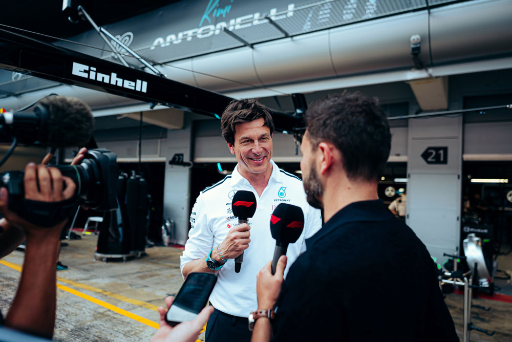 Toto Wolff a ser entrevistado por um repórter.